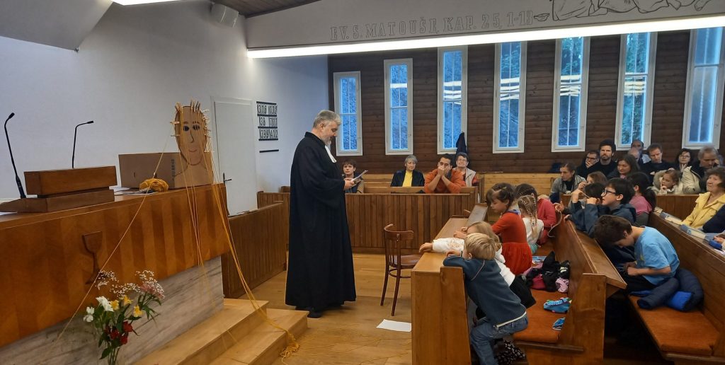 farář David Nečil při bohoslužbách